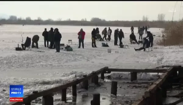 Concurs de pescuit la copcă, în Bacău. ”Avem slăninuță, pește este puțin”