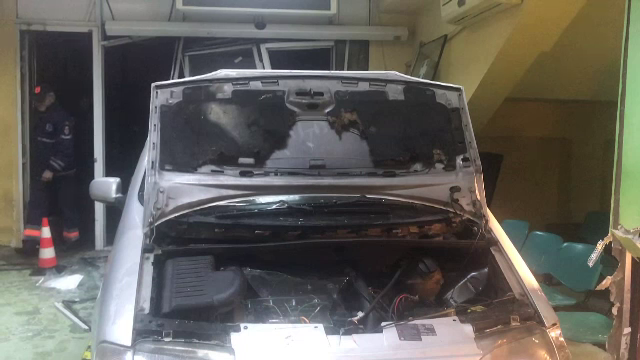 A intrat cu maşina în uşile de acces ale Spitalului Judeţean Craiova. Explicația șoferului