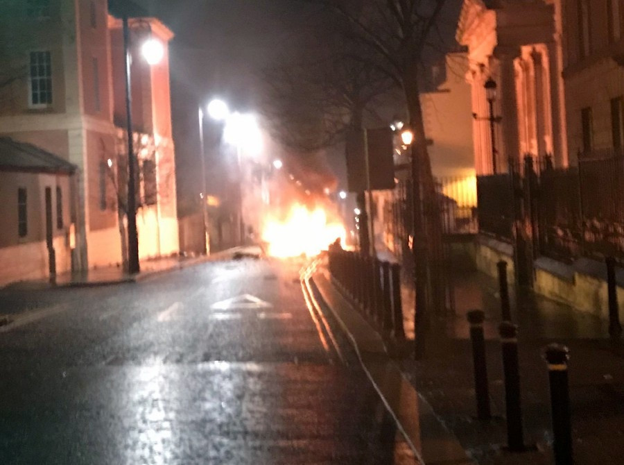 O bombă a explodat într-o mașină, lângă un tribunal din Irlanda de Nord. FOTO/VIDEO