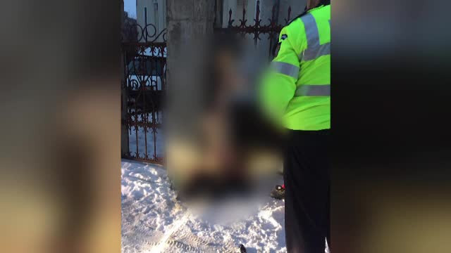 Descoperire șocantă în gardul unei biserici: un bărbat mort, dezbrăcat, atârnat în gard