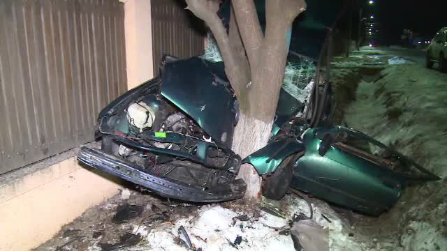 Doi tineri au fost la un pas de moarte, după ce mașina în care se aflau a lovit un copac