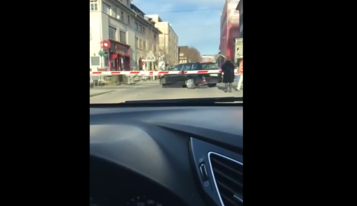 Un bărbat și-a riscat viața să ajute o șoferiță blocată pe calea ferată. Imagini șocante