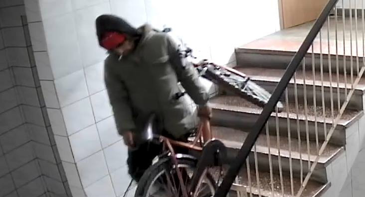 Tupeul unui hoț de biciclete din Capitală. Ipostaza în care a fost filmat într-un bloc