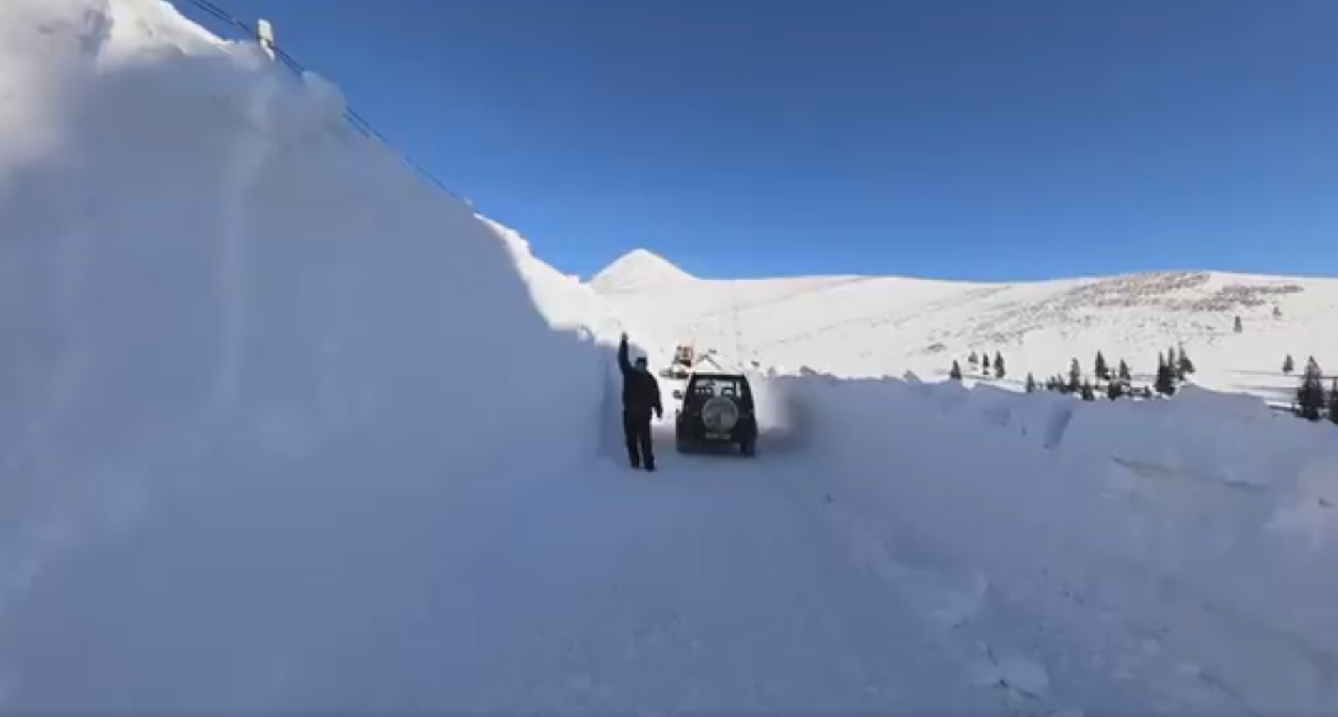 Strat de zăpadă de peste 2 metri. Imagini uluitoare FILMATE pe Transalpina