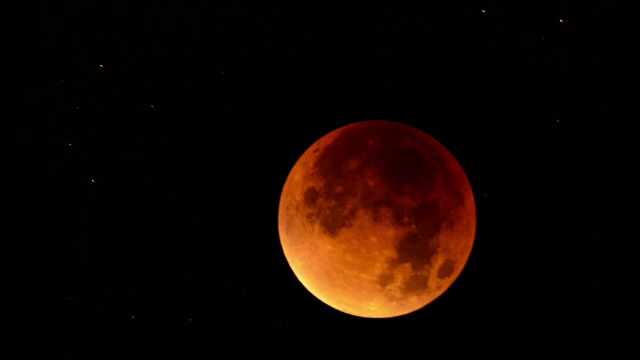 VIDEO. ”Super Luna Sângerie a Lupului", fenomenul rar vizibil în România