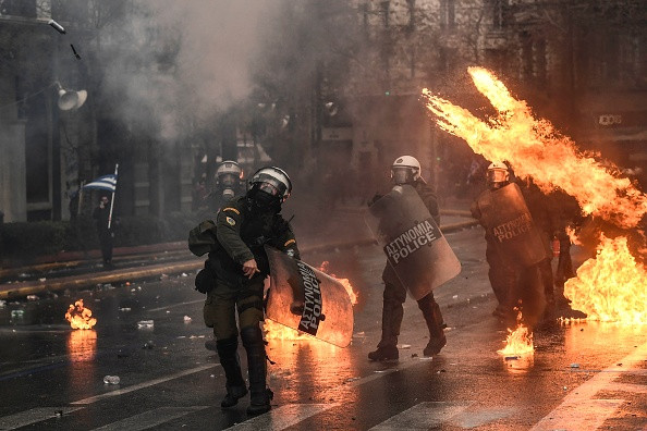 Lupte de stradă în Atena. Manifestanți cu cagule au încercat să intre în Parlament