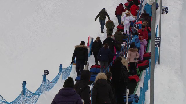 Pârtiile de schi, pline de turiștii veniți la munte pentru o zi. Bugetul pentru o familie