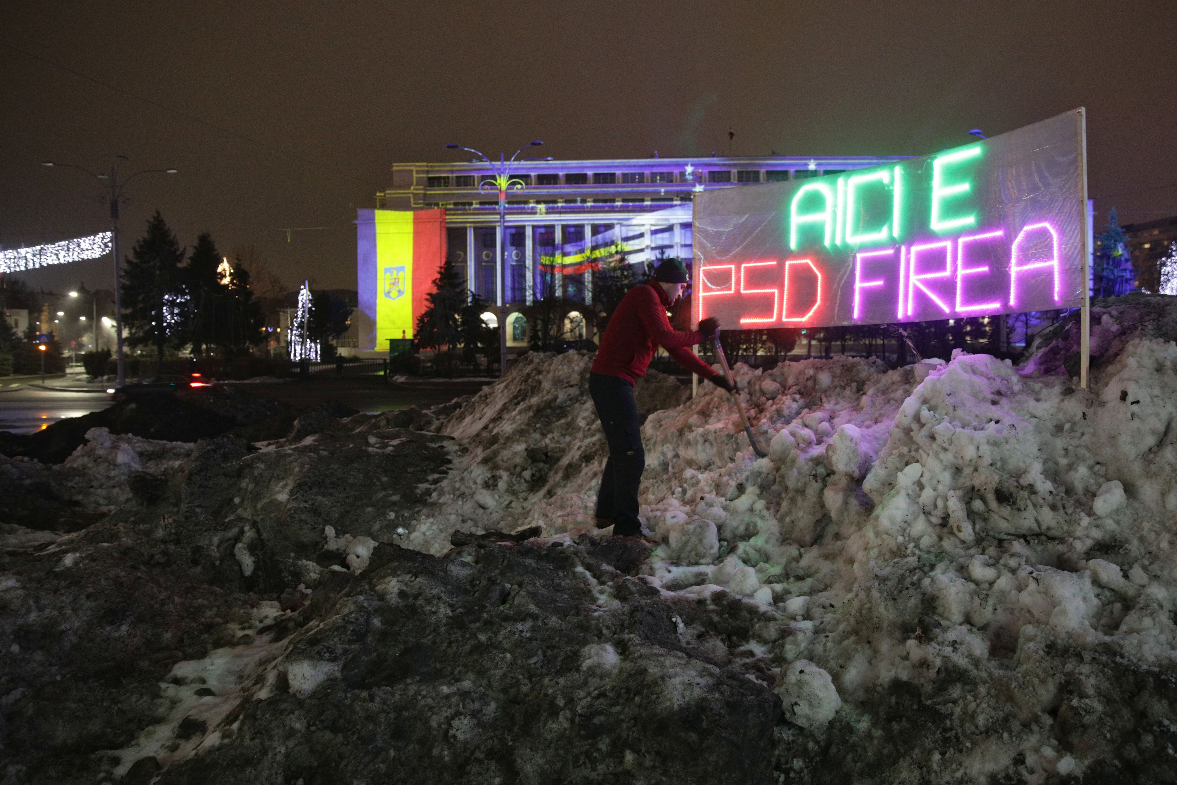Pancartă luminoasă pe grămada de zăpadă din Piaţa Victoriei: "Aici e PSD Firea"