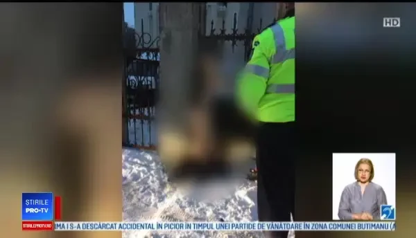Descoperire șocantă în gardul unei biserici: un bărbat mort, dezbrăcat, atârnat în gard