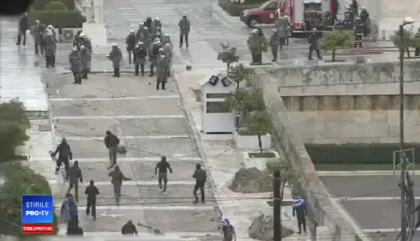 Zeci de mii de oameni au protestat violent în centrul Atenei, față de acordul privind noul nume al Macedoniei.