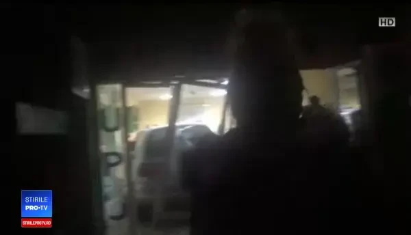 Martorii îl contrazic pe șoferul băut care a intrat cu mașina în spitalul din Craiova. A fost reținut