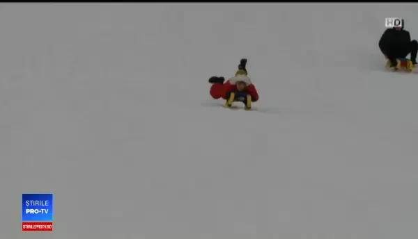 Pârtiile de schi, pline de turiștii veniți la munte pentru o zi. Bugetul pentru o familie