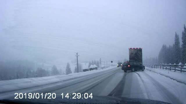 Nervi și accidente în Pasul Tihuța, din cauza ninsorii. Drumarii nu au mai avut SARE