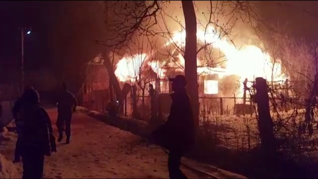 Incendiu puternic la o casă, în Dâmbovița. Proprietarul s-a salvat în ultimul moment