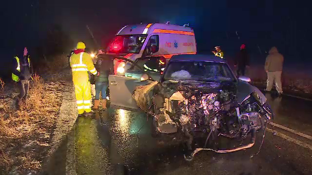 Accident grav în Arad. Adolescentă aruncată din mașină, la 10 metri distanță