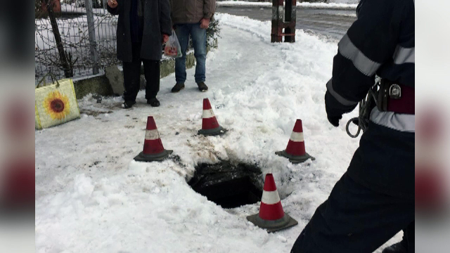O femeie a căzut într-un canal, în Mureș. Trecătorii au alertat pompierii