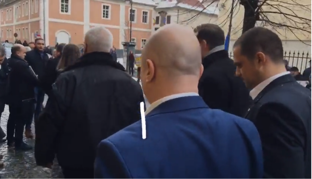 Codrin Ştefănescu și Eugen Nicolicea, huiduiţi la PSD Sibiu: "Huooo! Partid de hoţi". VIDEO