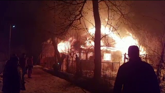 Misiune grea pentru pompierii dâmbovițeni. Nu au putut salva o clădire în flăcări