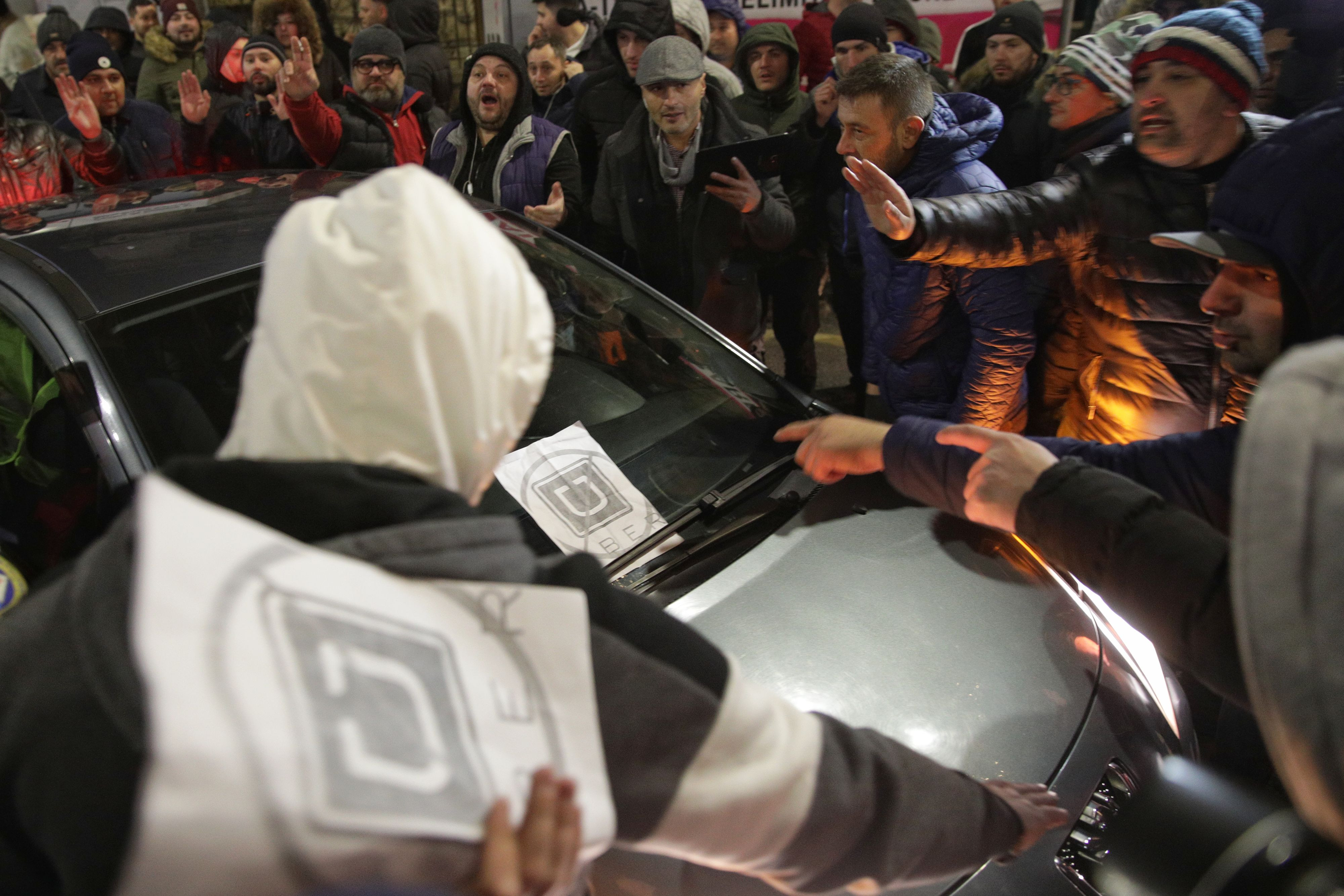 Protest al taximetriștilor în Capitală. O mașină UBER a fost blocată