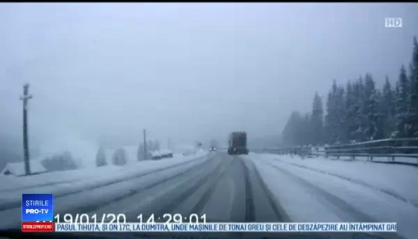 Nervi și accidente în Pasul Tihuța, din cauza ninsorii. Drumarii nu au mai avut SARE