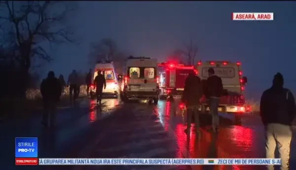 Accident grav în Arad. Adolescentă aruncată din mașină, la 10 metri distanță