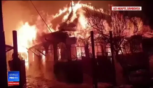 Misiune grea pentru pompierii dâmbovițeni. Nu au putut salva o clădire în flăcări