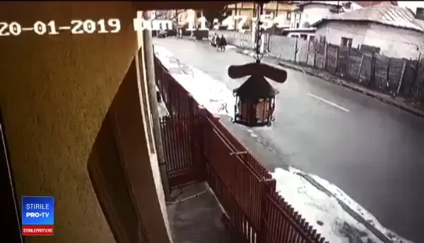 Tânărul și-ar fi călcat soacra cu mașina pentru că nu mai gătea. Reacția vecinilor. VIDEO