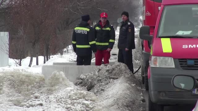 Mamă și fiu, găsiți morți în casă, cu răni pe corp. Ce suspectează vecinii