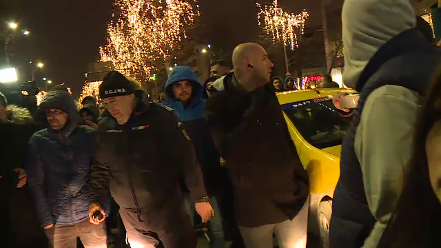 Reacțiile taximetriştilor la protestul față de Uber. Un şofer, prins în aglomerație