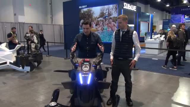 iLikeIT. George Buhnici s-a urcat pe prima ”motocicletă zburătoare” din lume