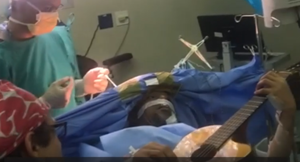 Un bărbat a cântat la chitară în timp ce medicii îi înlăturau tumoarea de pe creier
