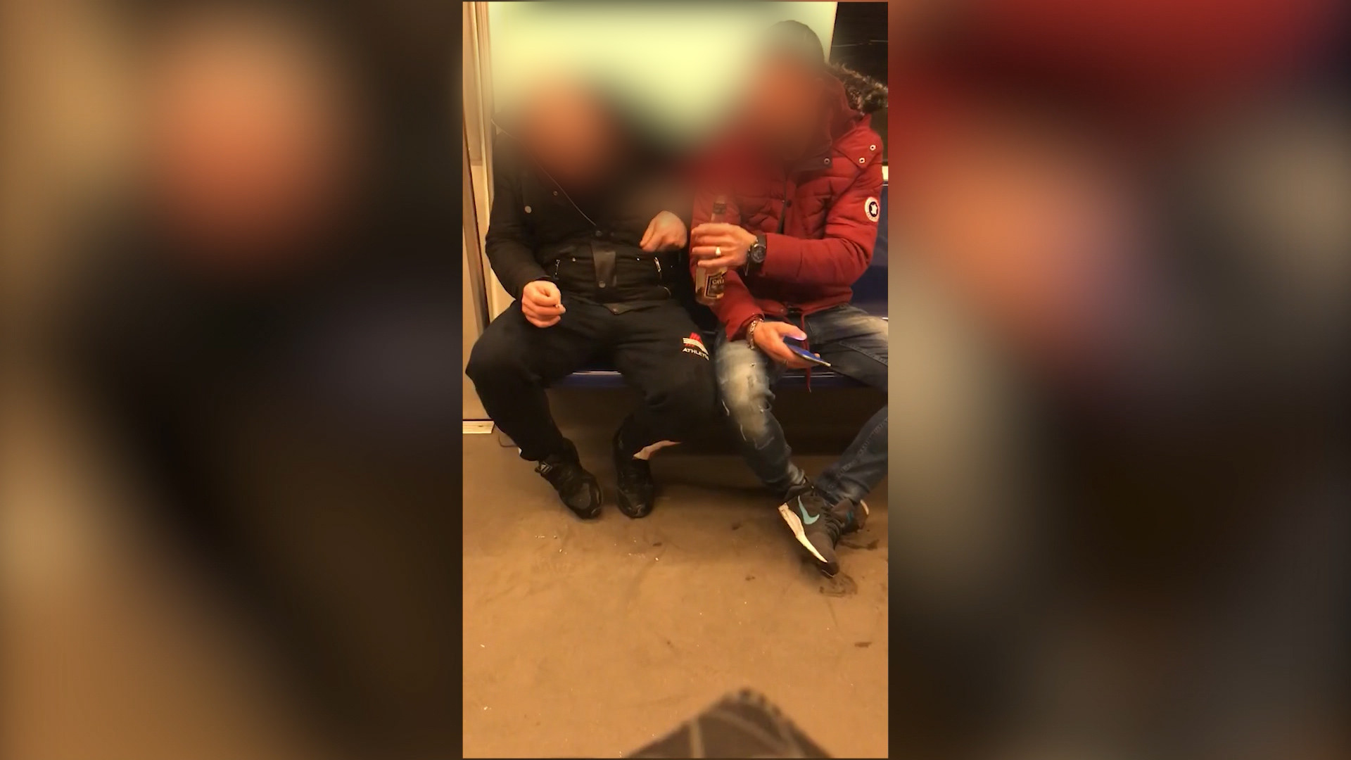 Doi bărbați, filmați fumând și consumând alcool în metrou, în Capitală