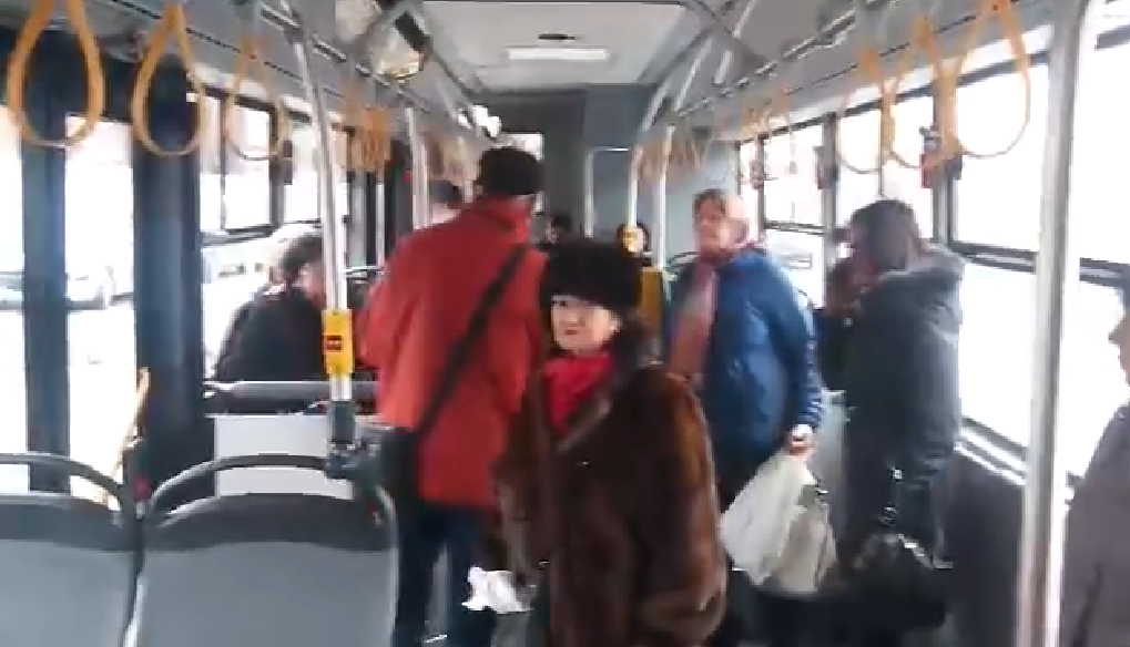 VIDEO: Incident cu un autobuz Otokar. Câțiva călători, blocați într-un vehicul defect
