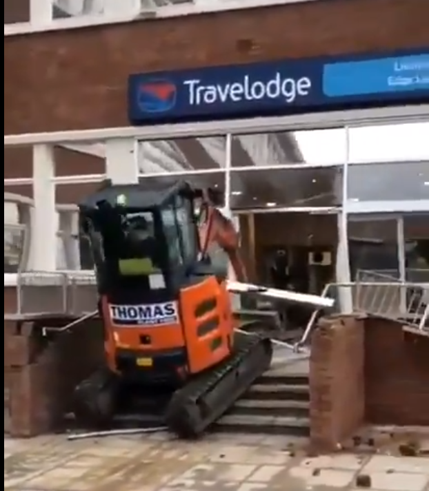 A făcut pagubă de 500.000 de lire la un hotel, crezând că nu și-a primit salariul. VIDEO