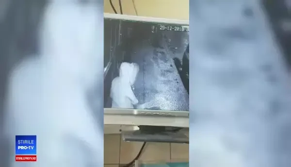 Furturi filmate în Târgovişte. Cum ar fi reușit un hoț să plece cu 22.000 de lei