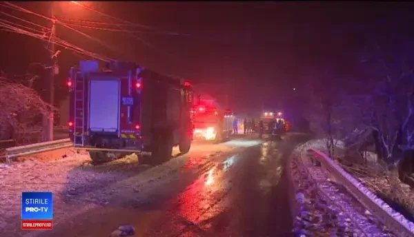 Tragedie în Arad. Șoferul unui microbuz a murit și 12 pasageri au fost răniți