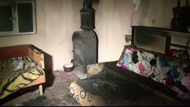 O fetiță de un an a murit și fratele de 2 ani e în stare gravă, după un incendiu