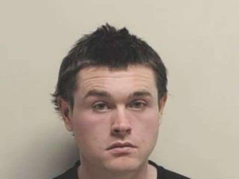 Planul bolnav al unui tânăr furios pe femei pentru că este virgin