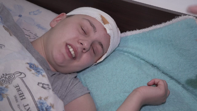 Familia fetei care a căzut cu tot cu geamul unui autobuz lansează acuzaţii grave