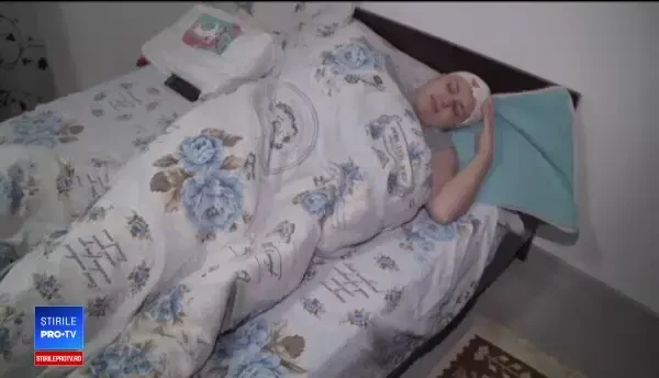 Tânăra care a căzut dintr-un autobuz, imobilizată la pat. Primele mărturii