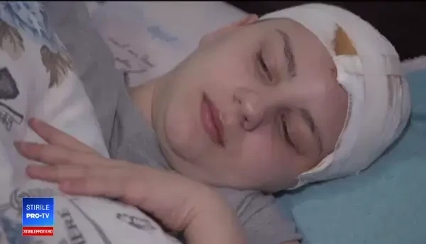 Familia fetei care a căzut cu tot cu geamul unui autobuz lansează acuzaţii grave