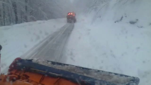 Drumul spre staţiunea Rânca din judeţul Gorj, blocat de zăpadă viscolită
