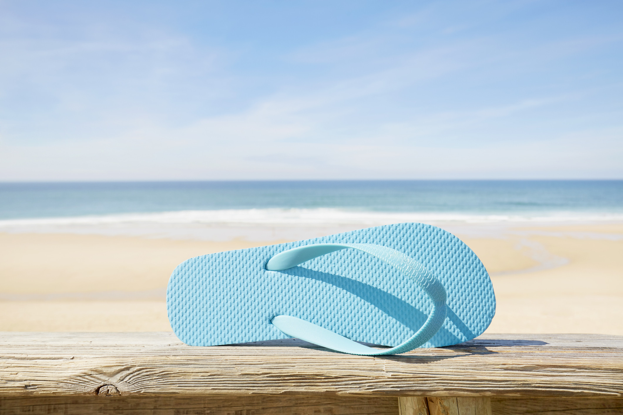 Clipul urmărit de peste un milion de persoane. O mamă îşi loveşte fiica de la o distanţă imposibilă cu un papuc