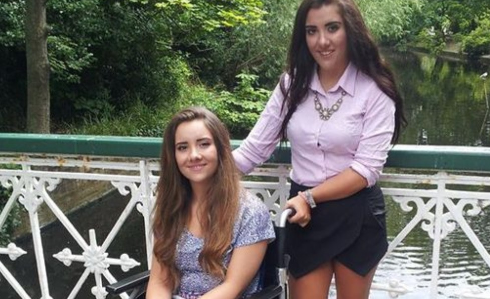 O tânără a paralizat de la brâu în jos după ce a mângâiat o pisică, în vacanță