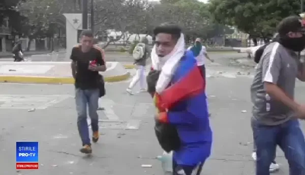 Scenele unui "război al pietrelor" pe străzile capitalei Venezuelei.