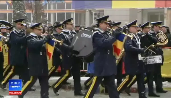 Mii de oameni s-au prins în Hora Unirii, la Iași, în ciuda codului galben de ninsoare