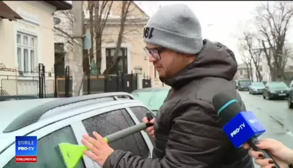 După fenomenul de freezing rain, vineri s-ar putea să ningă şi va fi foarte frig. Recomandările poliţiei