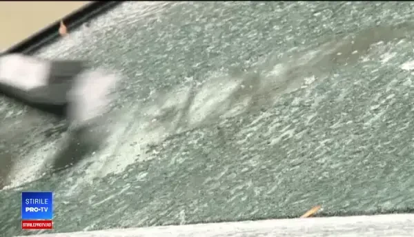Cu ce a încercat un șofer să-și dezghețe geamurile mașinii, după fenomenul freezing rain