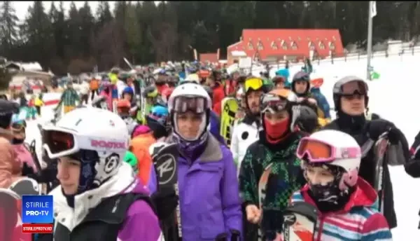 Au vrut să se relaxeze la munte, dar au dat de cozi. Stațiunile sunt pline ochi