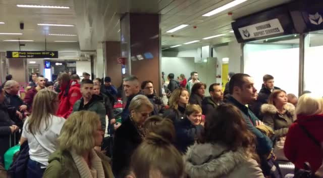 Probleme pe aeroporturi din cauza ploii înghețate. Mai multe curse au fost anulate